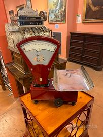 Bilancia Rolex restaurata rossa a un piatto