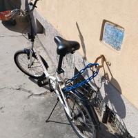 Bici pieghevole bianca + catena con chiave