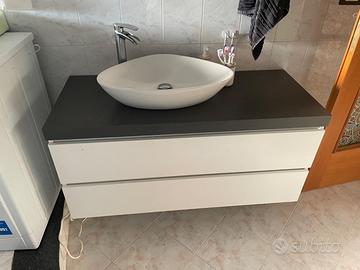 Mobile bagno con lavabo da appoggio e rubinetto