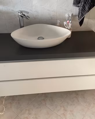 Mobile bagno con lavabo da appoggio e rubinetto