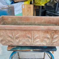vaso rettangolare decorato in terracotta