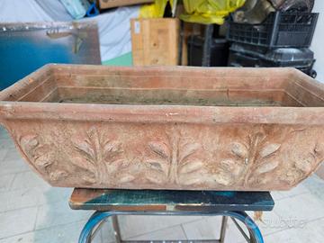 vaso rettangolare decorato in terracotta