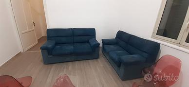 Coppia di divani letto singolo e comodino