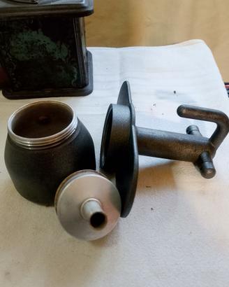 caffettiera e leva tappi molto vecchi