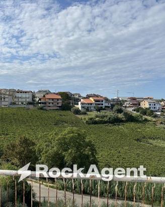 Immobile di 1200 m² con più di 5 locali a Tollo