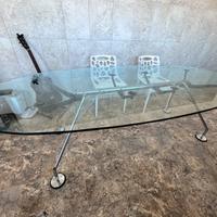 Tavolo ovale di Norman Foster in vetro e metallo