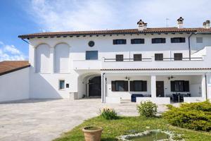 Casa indipendente di 313 m² con 5 locali e box aut
