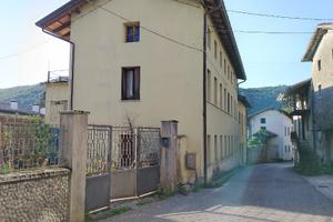 Casa indipendente di 210 m² con corte e pertinenze