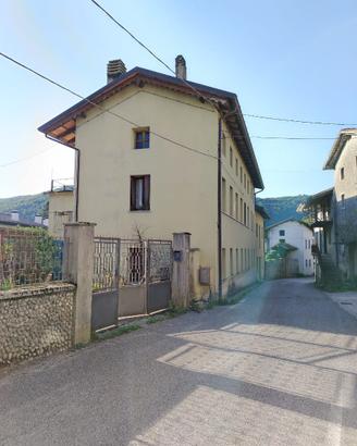Casa indipendente di 210 m² con corte e pertinenze