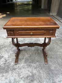 Comodino / tavolino vintage in noce stile spagnolo