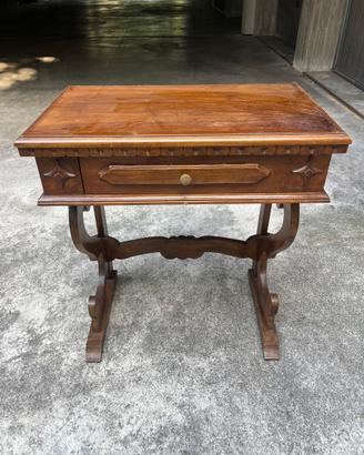 Comodino / tavolino vintage in noce stile spagnolo