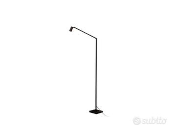 Untitled Reading è una lampada da tera di Nemo