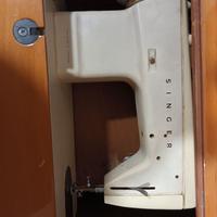 Macchina da cucire Singer vintage con mobile
