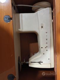 Macchina da cucire Singer vintage con mobile