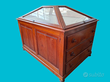 Bacheca da museo antica con stemma nobiliare