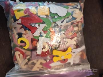 Lettere e numeri in legno, feltro e plastica 