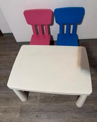 Tavolino per bambini IKEA con 4 sedie