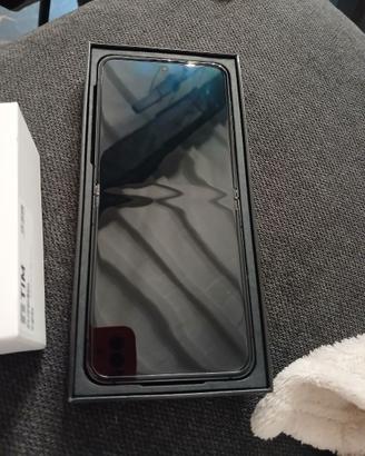 Galaxy zeta flip 5 ricondizionato con cuffie.