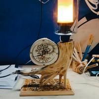 lampada/orologio artigianale da tavolo in legno