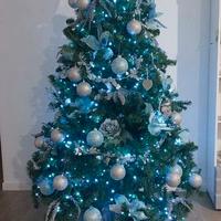 albero di natale con luci e decorazioni