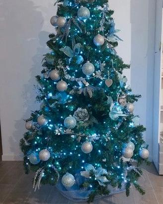 albero di natale con luci e decorazioni