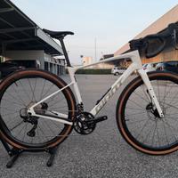 NUOVA Giant GRAVEL REVOLT GRX 2x12 CARBONIO