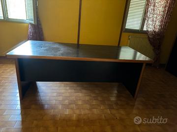 scrivania in legno