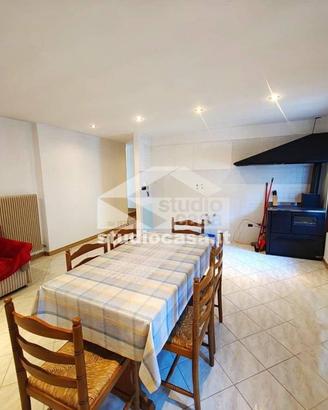 Villa di 140 m² con più di 5 locali e posto auto a