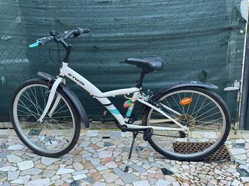 Bicicletta Decathlon BTwin 100 bianca azzura