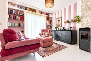 Villa a schiera con cortile fronte e retro.