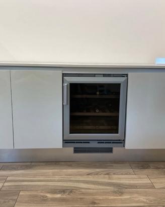 Mobile salotto Scavolini con cantina Wrhirpool
