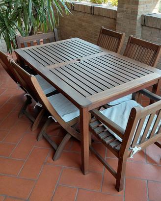 Set tavolo in legno con quattro sedie e due poltro