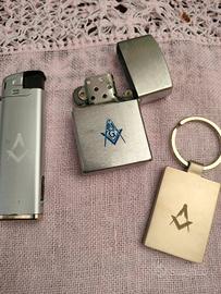 Piccoli oggetti con simbolo massonico