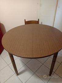 Tavolo da soggiorno color noce e 4 sedie