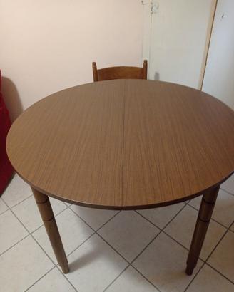 Tavolo da soggiorno color noce e 4 sedie