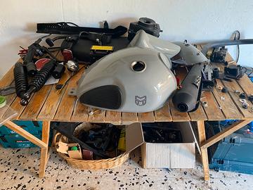 Vari pezzi moto