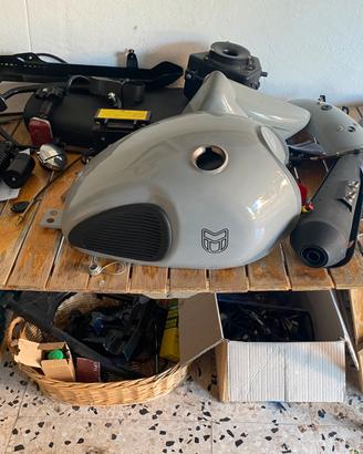 Vari pezzi moto