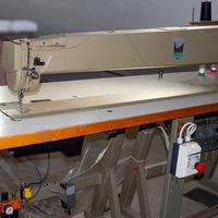 Macchina da cucire a braccio lungo.