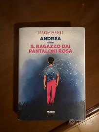 Andrea oltre il ragazzo dai pantaloni rosa
