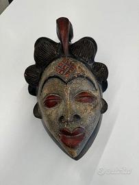 Maschera africana in legno.