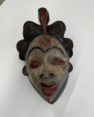 Maschera africana in legno.