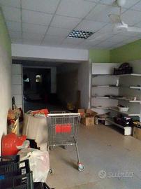 Locale comm. con area edificabile - Olmedo -
