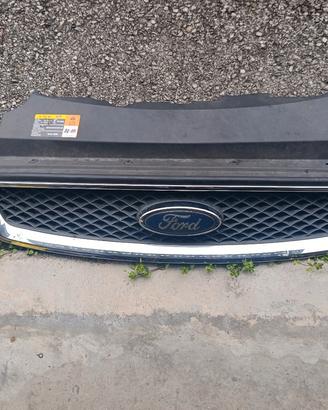 Mascherina anteriore con stemma Ford incluso.