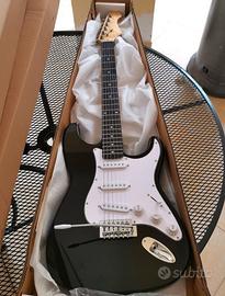 Chitarra Elettrica Nera stile Stratocaster