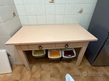 Tavolo in legno chiaro