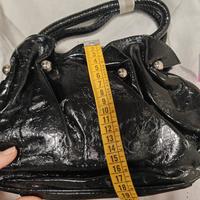 borsa a sacchetto nera con tracolla