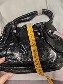 borsa a sacchetto nera con tracolla