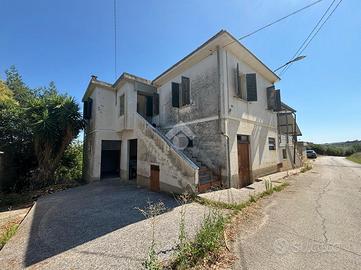 VILLA A SCHIERA A CELLINO ATTANASIO