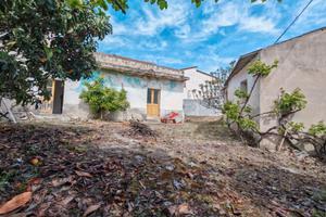 Indipendente da ristrutturare con ampio giardino