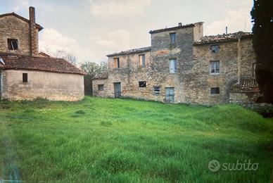 Casale rustico con terreno a Città di Castello
